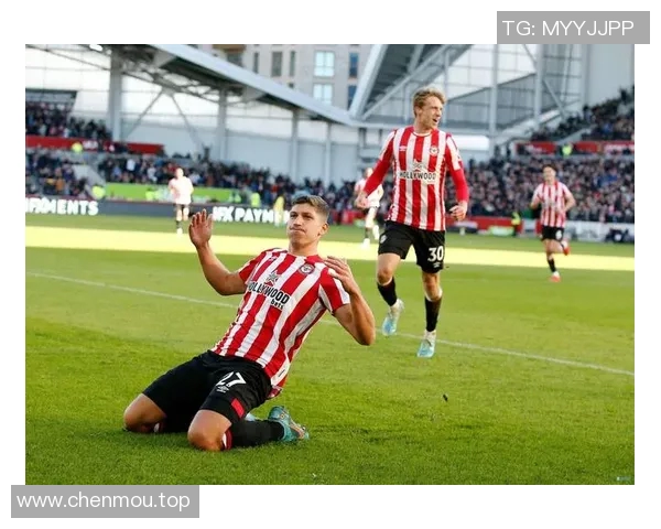 镜头捕捉：曼联赛场小动作引发热议