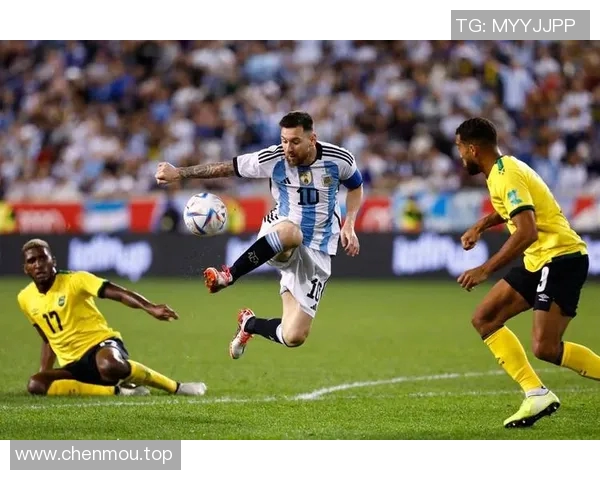 镜头捕捉：梅西赛场小动作引发热议